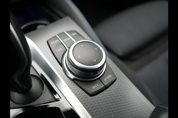 BMW 5 Serie Touring 520e M Sport Plug In Hybrid 204pk Dealer O.H PHEV | Trekhaak af Fabriek | Adaptive Cruise | Alcantara Sportstoelen Verwarmd | Camera | Navi Pro | Sfeerverlichting | Apple Carplay |