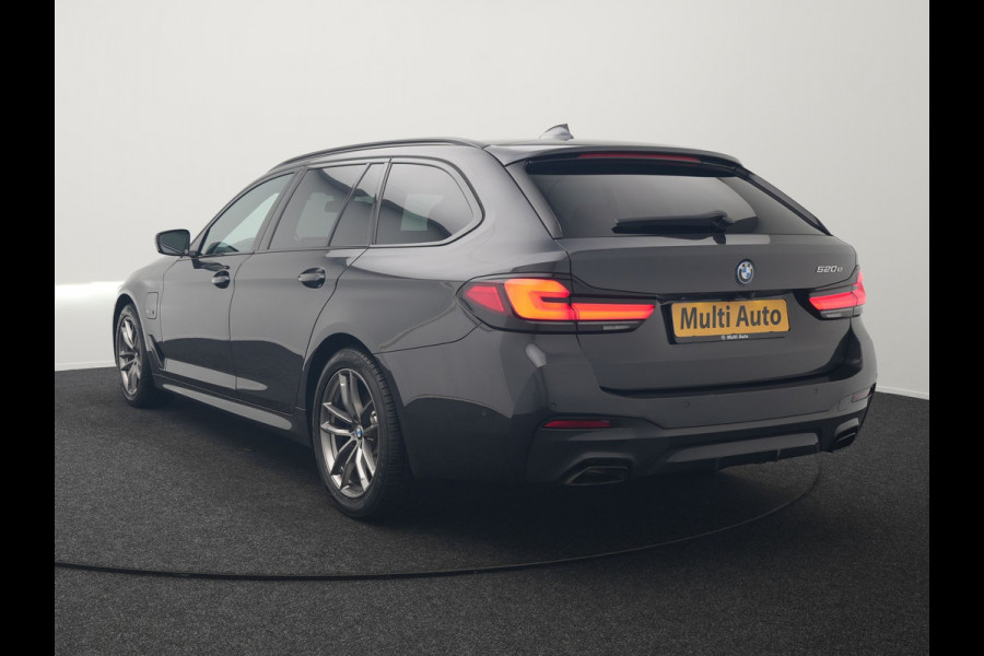 BMW 5 Serie Touring 520e M Sport Plug In Hybrid 204pk Dealer O.H PHEV | Trekhaak af Fabriek | Adaptive Cruise | Alcantara Sportstoelen Verwarmd | Camera | Navi Pro | Sfeerverlichting | Apple Carplay |