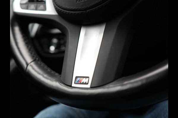 BMW 5 Serie Touring 520e M Sport Plug In Hybrid 204pk Dealer O.H PHEV | Trekhaak af Fabriek | Adaptive Cruise | Alcantara Sportstoelen Verwarmd | Camera | Navi Pro | Sfeerverlichting | Apple Carplay |