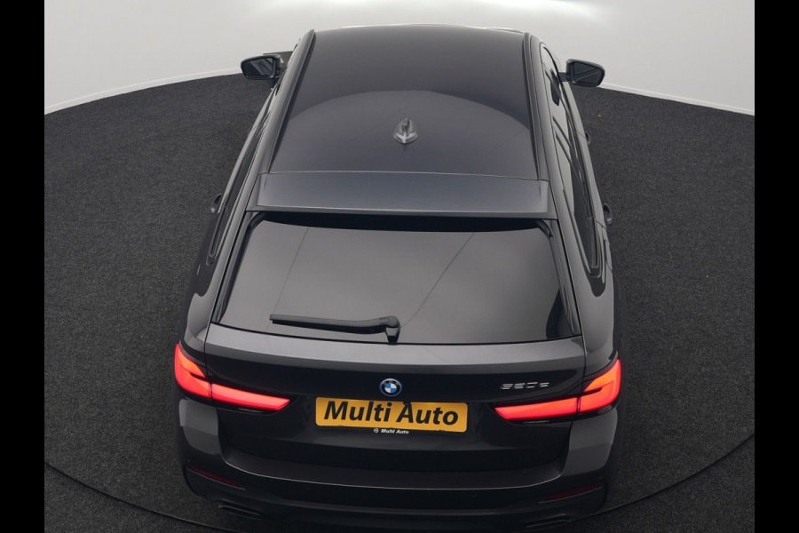 BMW 5 Serie Touring 520e M Sport Plug In Hybrid 204pk Dealer O.H PHEV | Trekhaak af Fabriek | Adaptive Cruise | Alcantara Sportstoelen Verwarmd | Camera | Navi Pro | Sfeerverlichting | Apple Carplay |