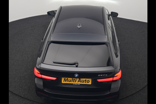 BMW 5 Serie Touring 520e M Sport Plug In Hybrid 204pk Dealer O.H PHEV | Trekhaak af Fabriek | Adaptive Cruise | Alcantara Sportstoelen Verwarmd | Camera | Navi Pro | Sfeerverlichting | Apple Carplay |
