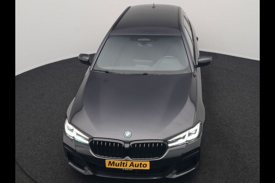 BMW 5 Serie Touring 520e M Sport Plug In Hybrid 204pk Dealer O.H PHEV | Trekhaak af Fabriek | Adaptive Cruise | Alcantara Sportstoelen Verwarmd | Camera | Navi Pro | Sfeerverlichting | Apple Carplay |