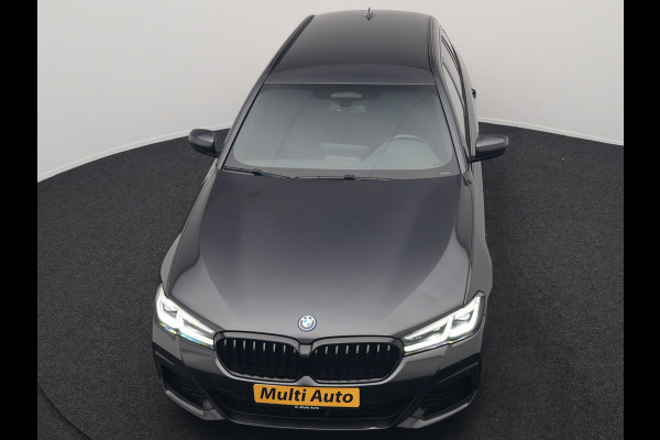 BMW 5 Serie Touring 520e M Sport Plug In Hybrid 204pk Dealer O.H PHEV | Trekhaak af Fabriek | Adaptive Cruise | Alcantara Sportstoelen Verwarmd | Camera | Navi Pro | Sfeerverlichting | Apple Carplay |