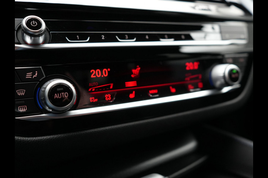 BMW 5 Serie Touring 520e M Sport Plug In Hybrid 204pk Dealer O.H PHEV | Trekhaak af Fabriek | Adaptive Cruise | Alcantara Sportstoelen Verwarmd | Camera | Navi Pro | Sfeerverlichting | Apple Carplay |