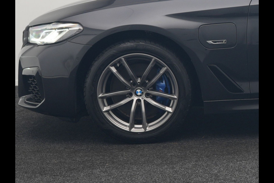 BMW 5 Serie Touring 520e M Sport Plug In Hybrid 204pk Dealer O.H PHEV | Trekhaak af Fabriek | Adaptive Cruise | Alcantara Sportstoelen Verwarmd | Camera | Navi Pro | Sfeerverlichting | Apple Carplay |