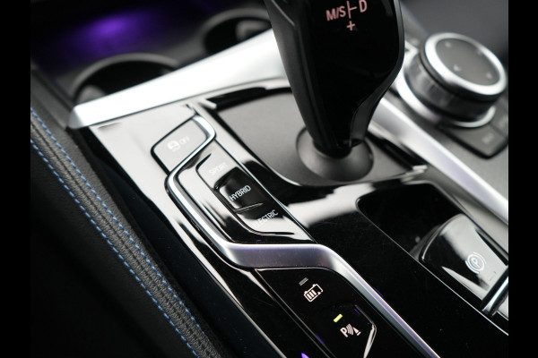 BMW 5 Serie Touring 520e M Sport Plug In Hybrid 204pk Dealer O.H PHEV | Trekhaak af Fabriek | Adaptive Cruise | Alcantara Sportstoelen Verwarmd | Camera | Navi Pro | Sfeerverlichting | Apple Carplay |