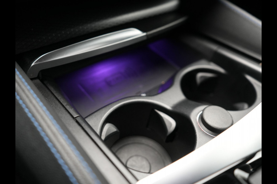 BMW 5 Serie Touring 520e M Sport Plug In Hybrid 204pk Dealer O.H PHEV | Trekhaak af Fabriek | Adaptive Cruise | Alcantara Sportstoelen Verwarmd | Camera | Navi Pro | Sfeerverlichting | Apple Carplay |