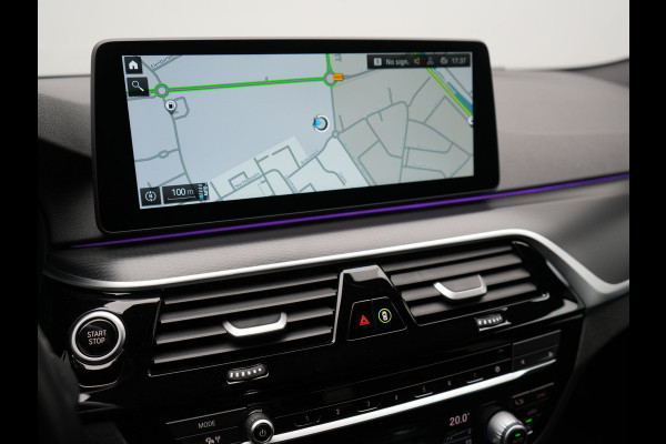BMW 5 Serie Touring 520e M Sport Plug In Hybrid 204pk Dealer O.H PHEV | Trekhaak af Fabriek | Adaptive Cruise | Alcantara Sportstoelen Verwarmd | Camera | Navi Pro | Sfeerverlichting | Apple Carplay |