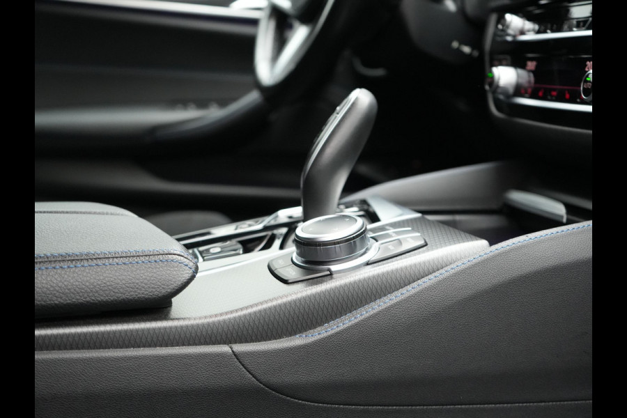 BMW 5 Serie Touring 520e M Sport Plug In Hybrid 204pk Dealer O.H PHEV | Trekhaak af Fabriek | Adaptive Cruise | Alcantara Sportstoelen Verwarmd | Camera | Navi Pro | Sfeerverlichting | Apple Carplay |