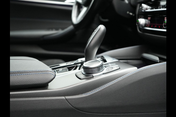 BMW 5 Serie Touring 520e M Sport Plug In Hybrid 204pk Dealer O.H PHEV | Trekhaak af Fabriek | Adaptive Cruise | Alcantara Sportstoelen Verwarmd | Camera | Navi Pro | Sfeerverlichting | Apple Carplay |