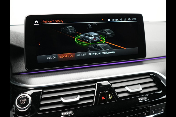 BMW 5 Serie Touring 520e M Sport Plug In Hybrid 204pk Dealer O.H PHEV | Trekhaak af Fabriek | Adaptive Cruise | Alcantara Sportstoelen Verwarmd | Camera | Navi Pro | Sfeerverlichting | Apple Carplay |