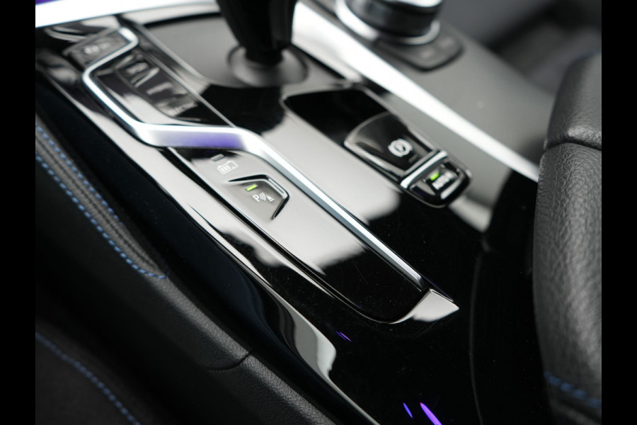 BMW 5 Serie Touring 520e M Sport Plug In Hybrid 204pk Dealer O.H PHEV | Trekhaak af Fabriek | Adaptive Cruise | Alcantara Sportstoelen Verwarmd | Camera | Navi Pro | Sfeerverlichting | Apple Carplay |