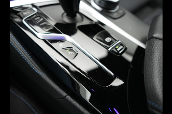 BMW 5 Serie Touring 520e M Sport Plug In Hybrid 204pk Dealer O.H PHEV | Trekhaak af Fabriek | Adaptive Cruise | Alcantara Sportstoelen Verwarmd | Camera | Navi Pro | Sfeerverlichting | Apple Carplay |