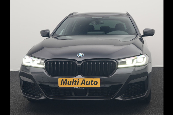 BMW 5 Serie Touring 520e M Sport Plug In Hybrid 204pk Dealer O.H PHEV | Trekhaak af Fabriek | Adaptive Cruise | Alcantara Sportstoelen Verwarmd | Camera | Navi Pro | Sfeerverlichting | Apple Carplay |