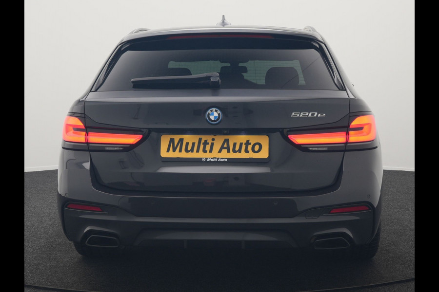 BMW 5 Serie Touring 520e M Sport Plug In Hybrid 204pk Dealer O.H PHEV | Trekhaak af Fabriek | Adaptive Cruise | Alcantara Sportstoelen Verwarmd | Camera | Navi Pro | Sfeerverlichting | Apple Carplay |