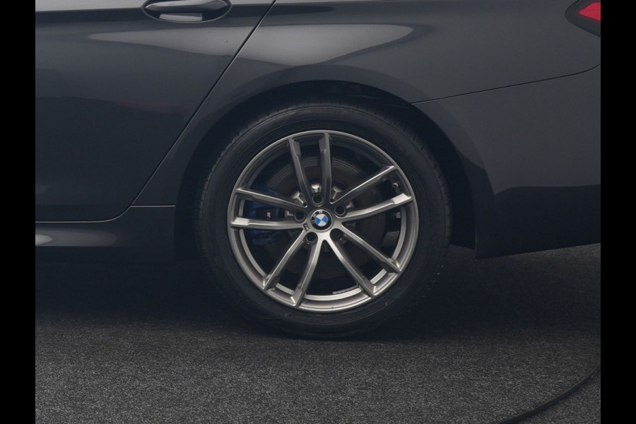 BMW 5 Serie Touring 520e M Sport Plug In Hybrid 204pk Dealer O.H PHEV | Trekhaak af Fabriek | Adaptive Cruise | Alcantara Sportstoelen Verwarmd | Camera | Navi Pro | Sfeerverlichting | Apple Carplay |