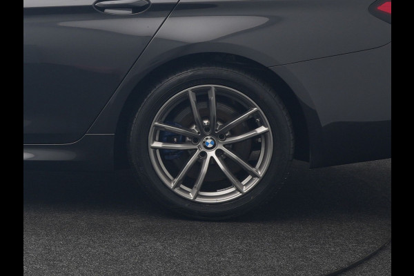 BMW 5 Serie Touring 520e M Sport Plug In Hybrid 204pk Dealer O.H PHEV | Trekhaak af Fabriek | Adaptive Cruise | Alcantara Sportstoelen Verwarmd | Camera | Navi Pro | Sfeerverlichting | Apple Carplay |