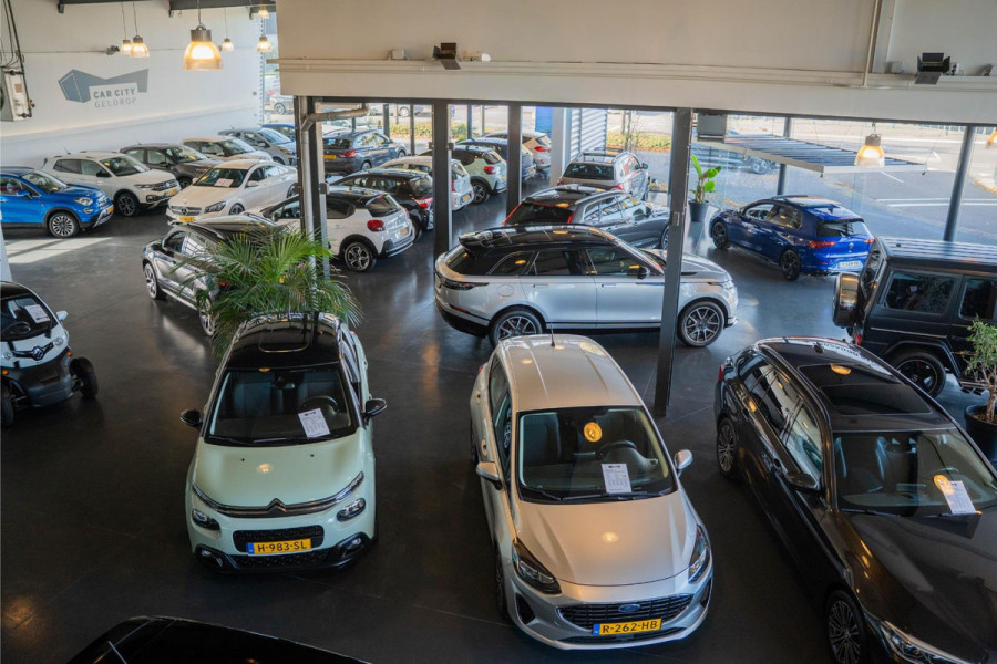 Mercedes-Benz A-Klasse 180 Business Solution AMG / Pano / Memory / Ambiance / Adaptive