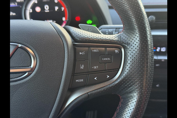 Lexus UX 250h F Sport Line | Trekhaak, Head up display, Parkeersensoren, 18 inch, Elektrische bedienbare stoel, Stoel + Stuurverwarming