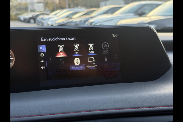 Lexus UX 250h F Sport Line | Trekhaak, Head up display, Parkeersensoren, 18 inch, Elektrische bedienbare stoel, Stoel + Stuurverwarming