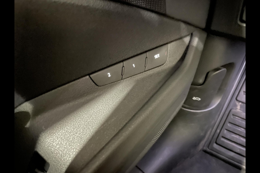 Audi e-tron e-tron 50 quattro Launch edition plus 71 kWh Panoramadak Navigatie Apple Carplay/Android Auto Parkeersensoren Adaptive Cruise Control Memory stoelen Leder Stoelverwarming Climate Control