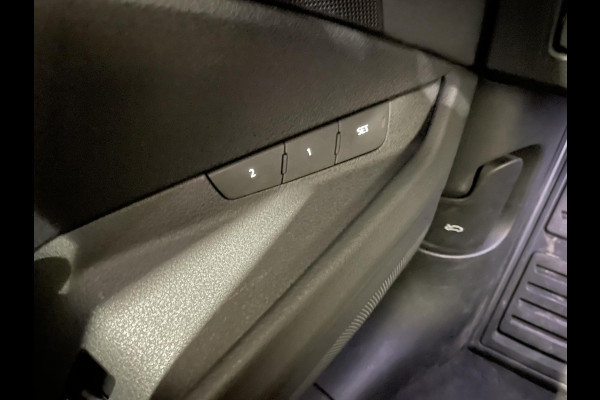 Audi e-tron e-tron 50 quattro Launch edition plus 71 kWh Panoramadak Navigatie Apple Carplay/Android Auto Parkeersensoren Adaptive Cruise Control Memory stoelen Leder Stoelverwarming Climate Control