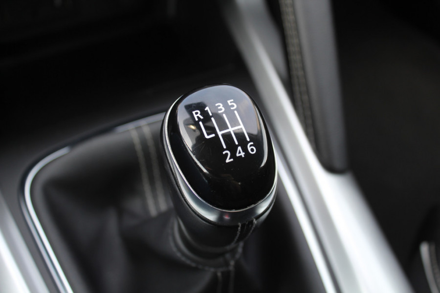 Renault Kadjar 1.2 TCe Intens / Trekhaak / Navigatie / Parkeerhulp V+A / Cruise Control / DAB / Keyless entry / 17'' / Stoelverwarming