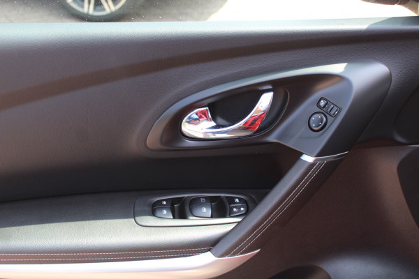Renault Kadjar 1.2 TCe Intens / Trekhaak / Navigatie / Parkeerhulp V+A / Cruise Control / DAB / Keyless entry / 17'' / Stoelverwarming