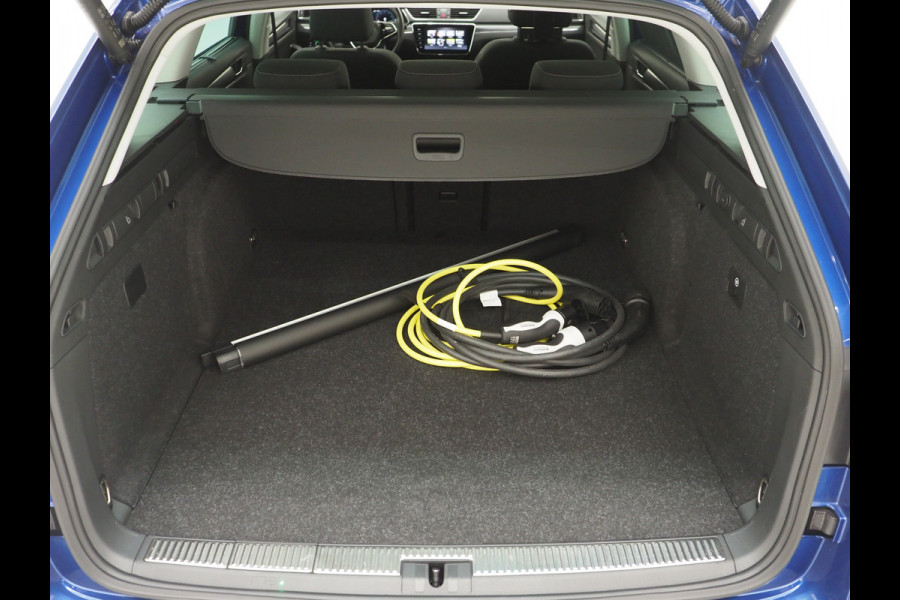 Škoda Superb Combi 1.4 TSI iV Style | Panoramadak | Trekhaak | 360 | Keyless | Adaptive Cruise | Virtual | Carplay