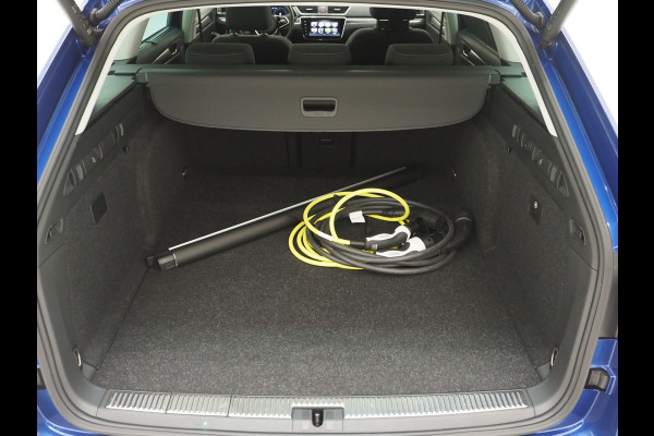 Škoda Superb Combi 1.4 TSI iV Style | Panoramadak | Trekhaak | 360 | Keyless | Adaptive Cruise | Virtual | Carplay
