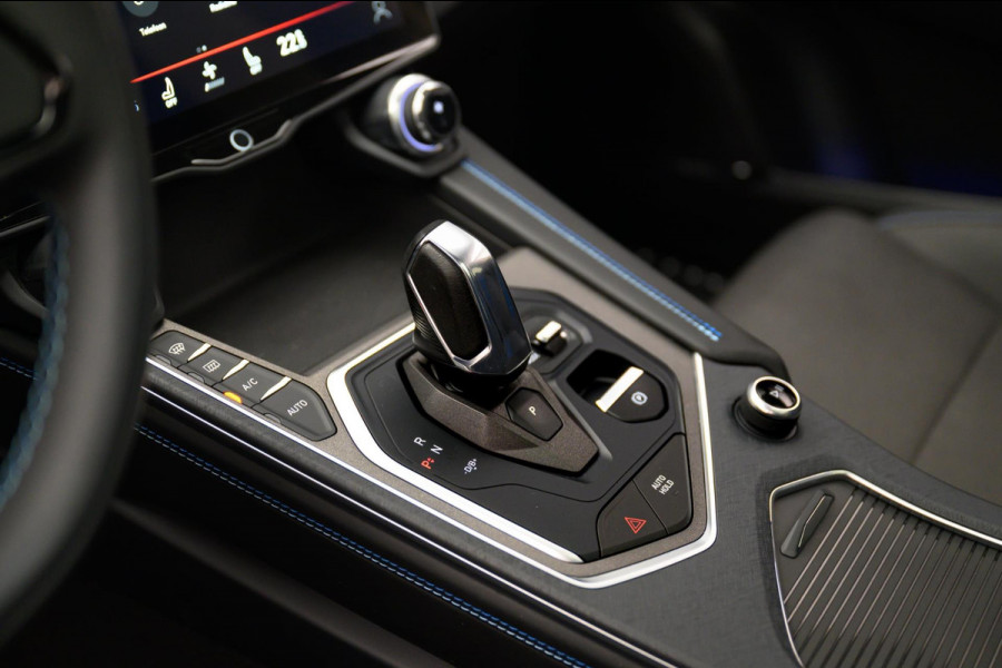 Lynk & Co 01 1.5 261PK Plug-in Hybrid ZWARTE HEMEL 360° Camera Pano/dak Apple/Carplay Adaptive/Cruise