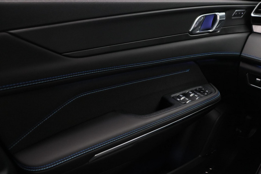 Lynk & Co 01 1.5 261PK Plug-in Hybrid *Zwarte Hemel* Stuurwiel verwarmd* 360° Camera Pano/dak Apple/Carplay Adaptive/Cruise