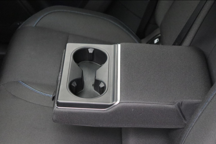 Lynk & Co 01 1.5 261PK Plug-in Hybrid *Zwarte Hemel* Stuurwiel verwarmd* 360° Camera Pano/dak Apple/Carplay Adaptive/Cruise