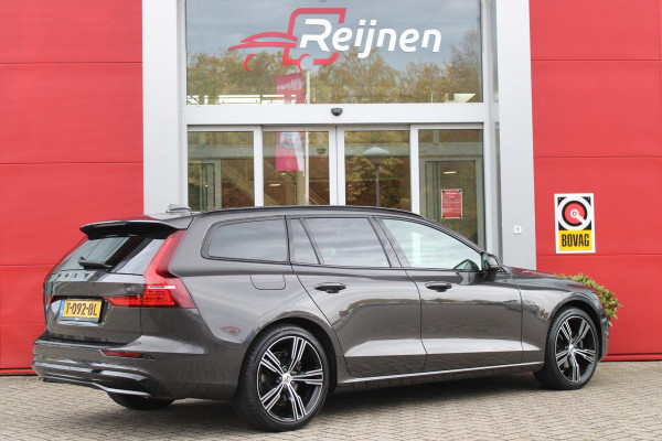 Volvo V60 2.0 B4 211PK PLUS DARK |19" 5-MULTI SPAAKS BLACK DIAMOND CUT LICHTMETALEN VELGEN  | PILOT ASSIST | REMOTE START | APPLE CARPLAY / ANDROID AUTO | NAVIGATIE BY GOOGLE | DRAADLOZE TELEFOONLADER | PARK ASSIST - ACHTERUITRIJCAMERA EN PAKEERSENSOREN VOOR + ACHTER |  ADAPTIEVE CRUISECONTROL | R-DESIGN BEKLEDING MET NAPPA LEDER I.C.M. OPEN GRID TEXTIEL | POWERSEATS - BEIDE VOORSTOELEN ELEKTRISCH VERSTELBAAR MET GEHEUGENFUNCTIE | STOELVERWARMING | SFEERVERLICHTING | LIGHTING PACK - FULL LED KOPLAMPEN MET ACTIEF GROOTLICHT EN KOPLAMPSPROEIERS | LED MISTLAMPEN | INTELLSAFE SURROU