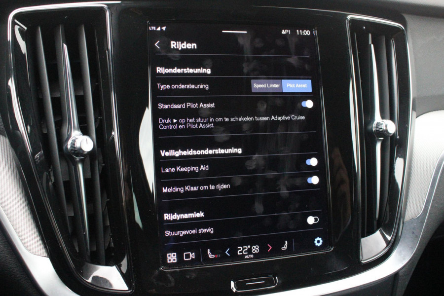 Volvo V60 2.0 B4 211PK PLUS DARK |19" 5-MULTI SPAAKS BLACK DIAMOND CUT LICHTMETALEN VELGEN  | PILOT ASSIST | REMOTE START | APPLE CARPLAY / ANDROID AUTO | NAVIGATIE BY GOOGLE | DRAADLOZE TELEFOONLADER | PARK ASSIST - ACHTERUITRIJCAMERA EN PAKEERSENSOREN VOOR + ACHTER |  ADAPTIEVE CRUISECONTROL | R-DESIGN BEKLEDING MET NAPPA LEDER I.C.M. OPEN GRID TEXTIEL | POWERSEATS - BEIDE VOORSTOELEN ELEKTRISCH VERSTELBAAR MET GEHEUGENFUNCTIE | STOELVERWARMING | SFEERVERLICHTING | LIGHTING PACK - FULL LED KOPLAMPEN MET ACTIEF GROOTLICHT EN KOPLAMPSPROEIERS | LED MISTLAMPEN | INTELLSAFE SURROU