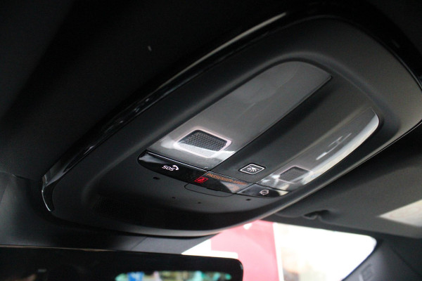 Volvo V60 2.0 B4 211PK PLUS DARK |19" 5-MULTI SPAAKS BLACK DIAMOND CUT LICHTMETALEN VELGEN  | PILOT ASSIST | REMOTE START | APPLE CARPLAY / ANDROID AUTO | NAVIGATIE BY GOOGLE | DRAADLOZE TELEFOONLADER | PARK ASSIST - ACHTERUITRIJCAMERA EN PAKEERSENSOREN VOOR + ACHTER |  ADAPTIEVE CRUISECONTROL | R-DESIGN BEKLEDING MET NAPPA LEDER I.C.M. OPEN GRID TEXTIEL | POWERSEATS - BEIDE VOORSTOELEN ELEKTRISCH VERSTELBAAR MET GEHEUGENFUNCTIE | STOELVERWARMING | SFEERVERLICHTING | LIGHTING PACK - FULL LED KOPLAMPEN MET ACTIEF GROOTLICHT EN KOPLAMPSPROEIERS | LED MISTLAMPEN | INTELLSAFE SURROU