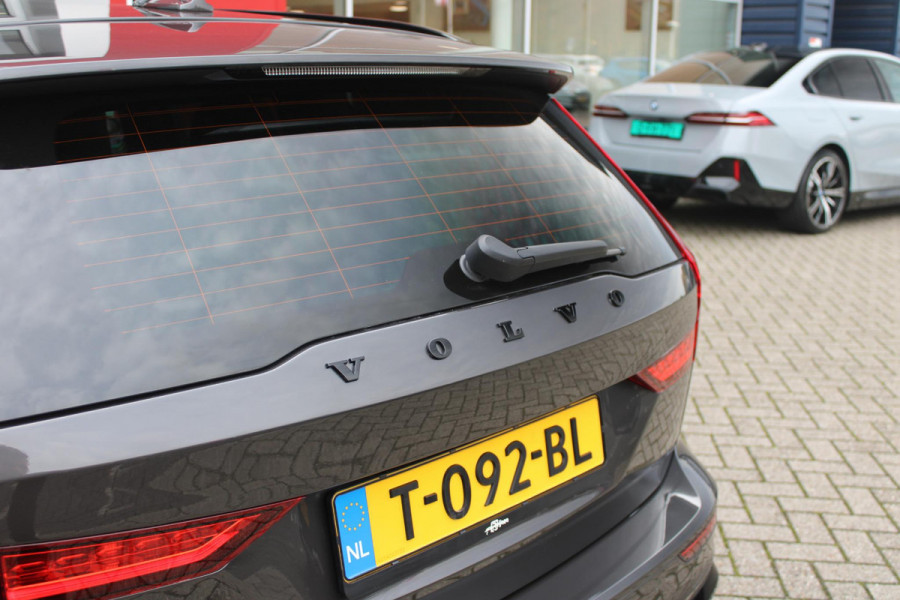 Volvo V60 2.0 B4 211PK PLUS DARK |19" 5-MULTI SPAAKS BLACK DIAMOND CUT LICHTMETALEN VELGEN  | PILOT ASSIST | REMOTE START | APPLE CARPLAY / ANDROID AUTO | NAVIGATIE BY GOOGLE | DRAADLOZE TELEFOONLADER | PARK ASSIST - ACHTERUITRIJCAMERA EN PAKEERSENSOREN VOOR + ACHTER |  ADAPTIEVE CRUISECONTROL | R-DESIGN BEKLEDING MET NAPPA LEDER I.C.M. OPEN GRID TEXTIEL | POWERSEATS - BEIDE VOORSTOELEN ELEKTRISCH VERSTELBAAR MET GEHEUGENFUNCTIE | STOELVERWARMING | SFEERVERLICHTING | LIGHTING PACK - FULL LED KOPLAMPEN MET ACTIEF GROOTLICHT EN KOPLAMPSPROEIERS | LED MISTLAMPEN | INTELLSAFE SURROU