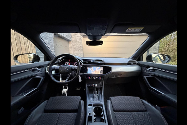 Audi Q3 35 TFSI S edition Automaat | Zwart optiek | Navigatiesysteem | Half-leer | Getint glas | Cruise & climate control | Lane assist