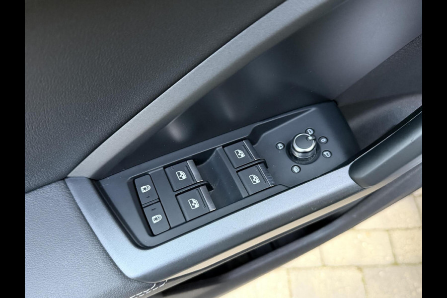 Audi Q3 35 TFSI S edition Automaat | Zwart optiek | Navigatiesysteem | Half-leer | Getint glas | Cruise & climate control | Lane assist