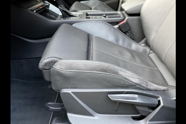 Audi Q3 35 TFSI S edition Automaat | Zwart optiek | Navigatiesysteem | Half-leer | Getint glas | Cruise & climate control | Lane assist