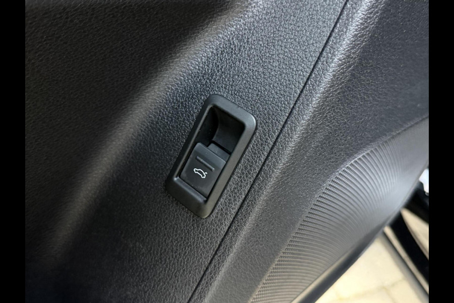 Audi Q3 35 TFSI S edition Automaat | Zwart optiek | Navigatiesysteem | Half-leer | Getint glas | Cruise & climate control | Lane assist