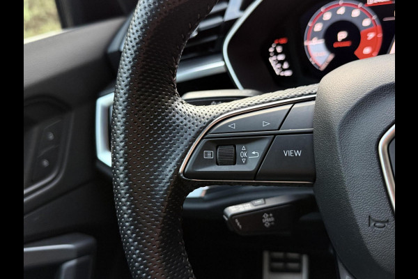 Audi Q3 35 TFSI S edition Automaat | Zwart optiek | Navigatiesysteem | Half-leer | Getint glas | Cruise & climate control | Lane assist
