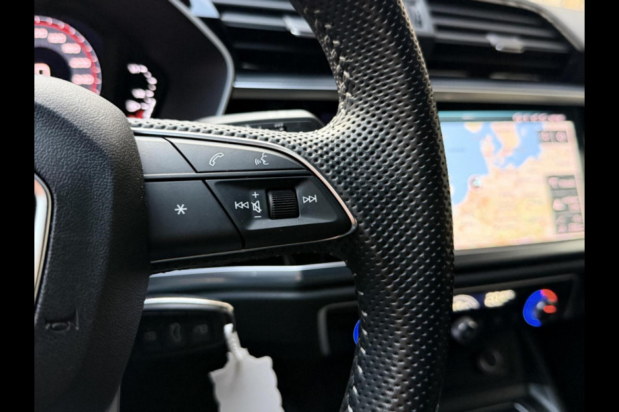Audi Q3 35 TFSI S edition Automaat | Zwart optiek | Navigatiesysteem | Half-leer | Getint glas | Cruise & climate control | Lane assist