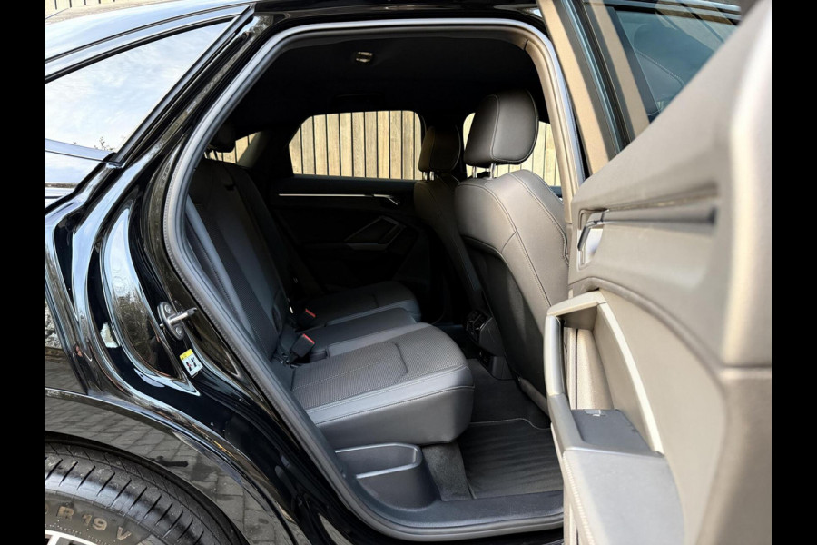 Audi Q3 35 TFSI S edition Automaat | Zwart optiek | Navigatiesysteem | Half-leer | Getint glas | Cruise & climate control | Lane assist