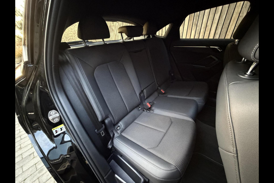 Audi Q3 35 TFSI S edition Automaat | Zwart optiek | Navigatiesysteem | Half-leer | Getint glas | Cruise & climate control | Lane assist