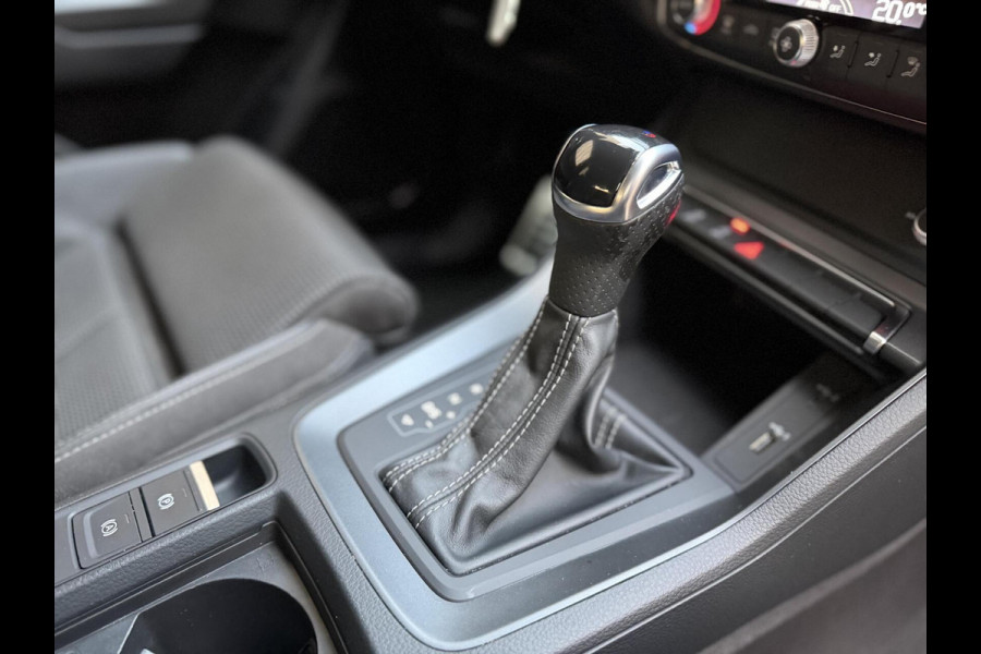 Audi Q3 35 TFSI S edition Automaat | Zwart optiek | Navigatiesysteem | Half-leer | Getint glas | Cruise & climate control | Lane assist