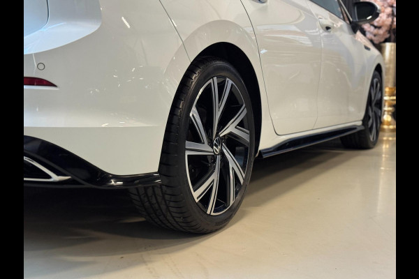 Volkswagen Golf 1.5 TSI R-Line | PANORAMA | CAMERA | LAGE KM!