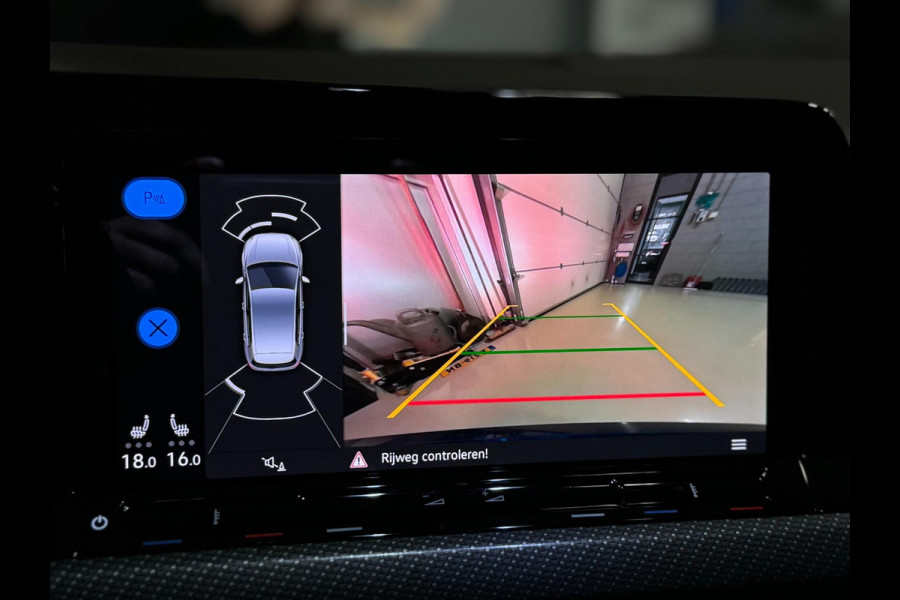 Volkswagen Golf 2.0 TSI R 4Motion | AKRAPOVIC | PANO | HUD