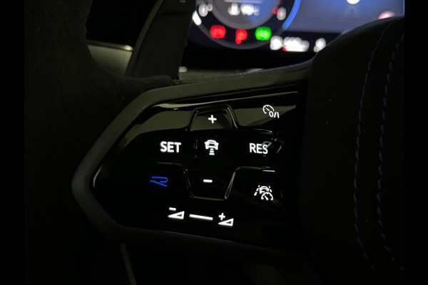 Volkswagen Golf 2.0 TSI R 4Motion | AKRAPOVIC | PANO | HUD