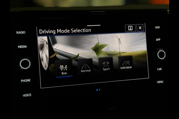 Volkswagen T-Roc 1.5 TSI R-Line DSG | PANO | IQ LIGHT | VIRTUAL | CAMERA